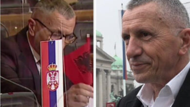 Deputeti shqiptar që “dridhi” Serbinë paralajmëron se do ta vendosë edhe flamurin e Kosovës në Kuvendin serb Deputeti shqiptar që “dridhi” Serbinë paralajmëron se do ta vendosë edhe flamurin e Kosovës në Kuvendin serb