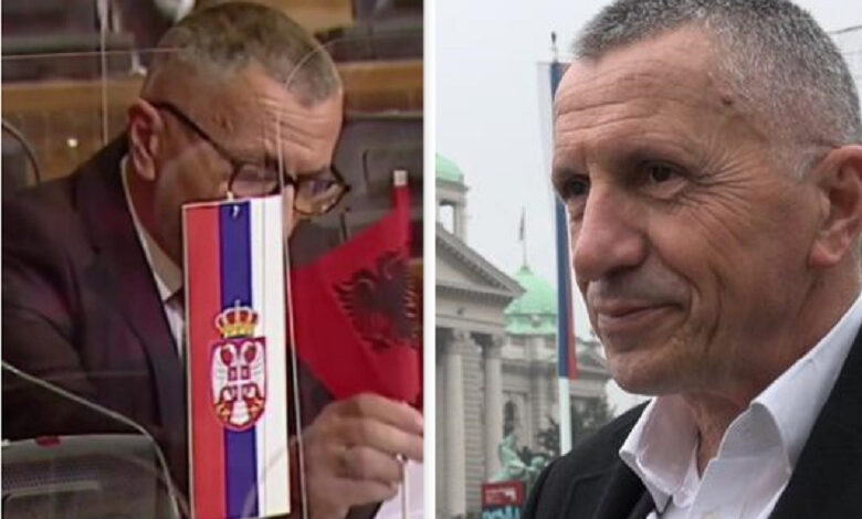 Deputeti shqiptar që “dridhi” Serbinë paralajmëron se do ta vendosë edhe flamurin e Kosovës në Kuvendin serb Deputeti shqiptar që “dridhi” Serbinë paralajmëron se do ta vendosë edhe flamurin e Kosovës në Kuvendin serb