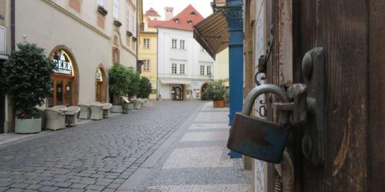 Koronavirusi/ Hyjnë në fuqi masa të reja kufizuese në Kosovë, ndryshon lista e qyteteve në zonën e kuqe