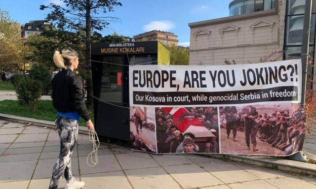 “Evropë, a po talleni?”/ Studentja rikujton krimet serbe në Kosovë, mbron ish-luftëtarët e UÇK-së