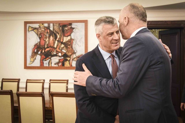 Rama i del krah Hashim Thaçit, poston foton me mesazhin e veçantë Rama i del krah Hashim Thaçit, poston foton me mesazhin e veçantë