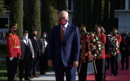 Dita e Pavarësisë/ Rama nga Vlora: Gëzuar për Hashim Thaçin dhe luftëtarët e tjerë të UÇK Dita e Pavarësisë/ Rama nga Vlora: Gëzuar për Hashim Thaçin dhe luftëtarët e tjerë të UÇK