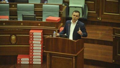 Video/ “Do të bëhemi pishman, por do të jetë vonë”, kur Rexhep Selimi apelonte ndaj Krasniqit të mos votohej Gjykata Speciale Video/ “Do të bëhemi pishman, por do të jetë vonë”, kur Rexhep Selimi apelonte ndaj Krasniqit të mos votohej Gjykata Speciale