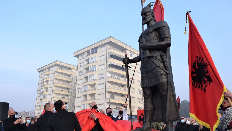 “Çuditë shqiptare me statujat dhe një hero i javës në Kosovë”