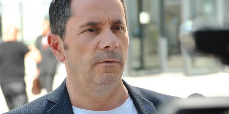 “Punoi me mjekun që u padit për 400 zhvarrime”, avokati i UÇK: Haga ta thërrasë Bashën si dëshmitar “Punoi me mjekun që u padit për 400 zhvarrime”, avokati i UÇK: Haga ta thërrasë Bashën si dëshmitar