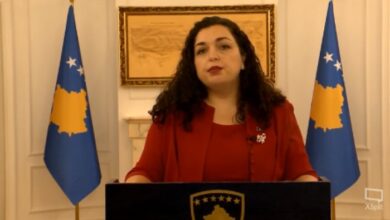 Vjosa Osmani reagon për reciprocitetin me targat serbe: Kosova ka zbatuar marrëveshjet e nënshkruara në Bruksel, BE t’i bëjë presion Serbisë që të ndalojë provokimet