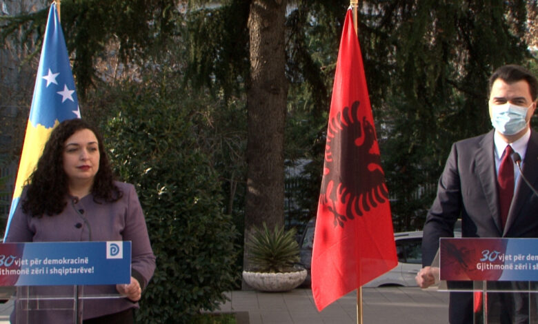 Basha, premtime Osmanit në Tiranë: Si nip Kosove që jam, do heq traun dhe do dënoj gjenocidin serb Basha, premtime Osmanit në Tiranë: Si nip Kosove që jam, do heq traun dhe do dënoj gjenocidin serb