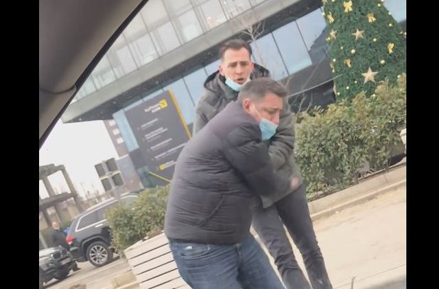 VIDEO/ Sulmohet fizikisht gazetari i njohur, kritikoi vizitën e Vjosa Osmanit në Tiranë dhe emigrantët