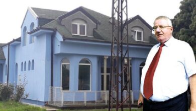 FOTOT/ Shqiptari “tërbon” serbët, shkon tek shtëpia e Sheshelit dhe bën shqiponjën
