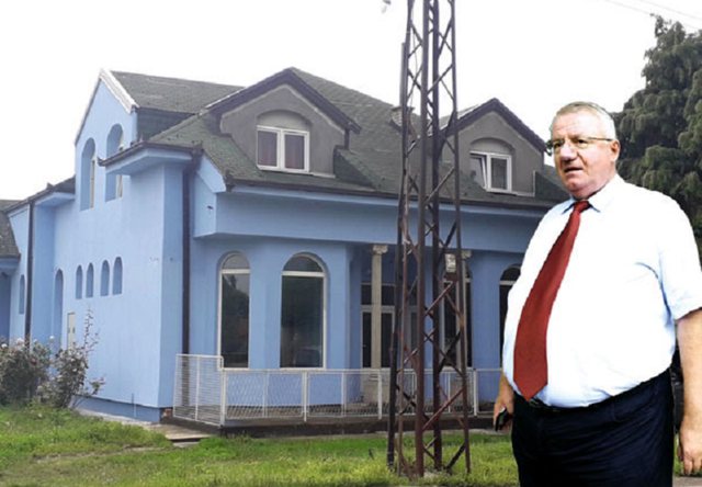 FOTOT/ Shqiptari “tërbon” serbët, shkon tek shtëpia e Sheshelit dhe bën shqiponjën