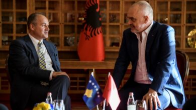 ‘Udhëheqësit e UÇK-së janë marrë peng’, Rama me Enver Hoxhajn, porosia që dha para mediave për Thaçin e Veselin ‘Udhëheqësit e UÇK-së janë marrë peng’, Rama me Enver Hoxhajn, porosia që dha para mediave për Thaçin e Veselin