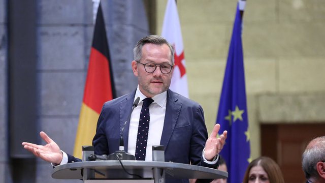 Ish-ministri gjerman: BE të mbajë premtimet, të hapë negociatat për Shqipërinë, të heqë vizat për Kosovën Ish-ministri gjerman: BE të mbajë premtimet, të hapë negociatat për Shqipërinë, të heqë vizat për Kosovën