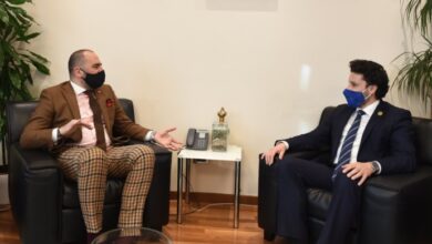 Ambasadori shqiptar ‘THYEN’ kodin e veshjes, shfaqet në takim zyrtar me pantallona me kuadrate Ambasadori shqiptar ‘THYEN’ kodin e veshjes, shfaqet në takim zyrtar me pantallona me kuadrate