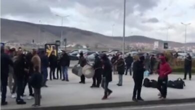 VIDEO/ Tupanë e valle në aeroport për mirëseardhje të bashkatdhetarëve VIDEO/ Tupanë e valle në aeroport për mirëseardhje të bashkatdhetarëve