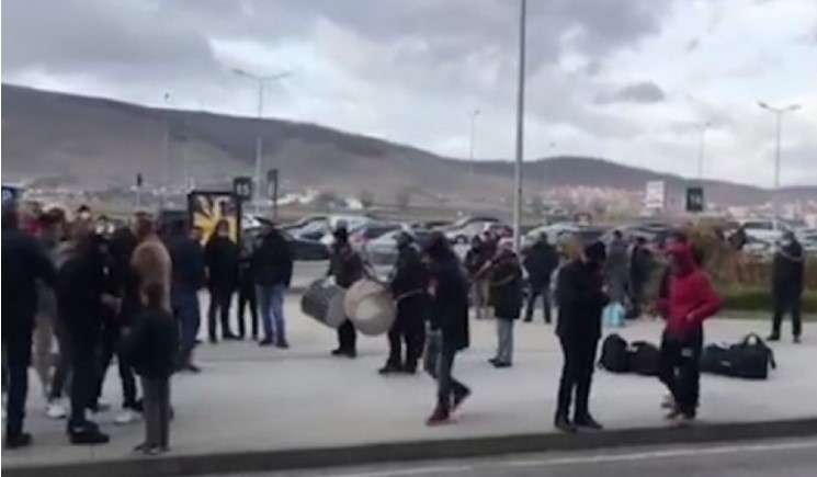 VIDEO/ Tupanë e valle në aeroport për mirëseardhje të bashkatdhetarëve VIDEO/ Tupanë e valle në aeroport për mirëseardhje të bashkatdhetarëve