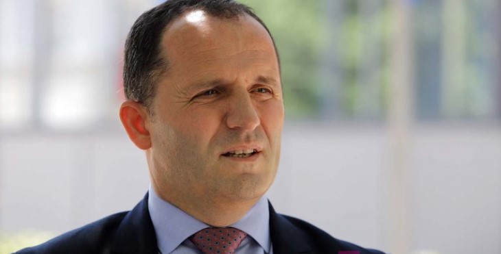 Faik Hoti flet për vaksinat e Pfizer: Serbia bëri propagand, mori një sasi simbolike për shou Faik Hoti flet për vaksinat e Pfizer: Serbia bëri propagand, mori një sasi simbolike për shou