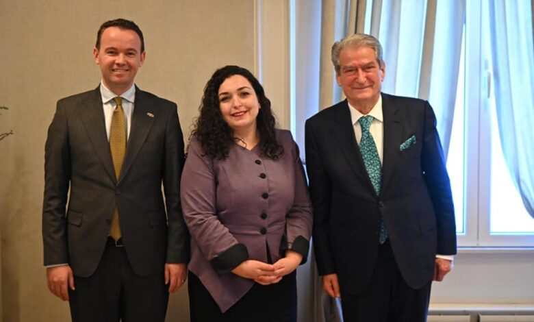 Provokon këshilltari i Vjosa Osmanit: Ajo dhe Sali Berisha janë dy njerëzit më të besueshëm në Shqipëri e Kosovë