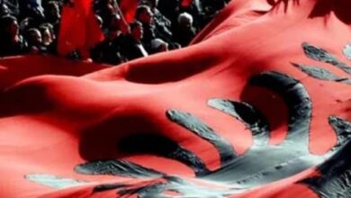 Si u shpalos flamuri kombëtar në demostratat e 22-23 dhjetorit 1968 në Tetovë Si u shpalos flamuri kombëtar në demostratat e 22-23 dhjetorit 1968 në Tetovë