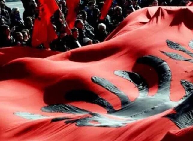 Si u shpalos flamuri kombëtar në demostratat e 22-23 dhjetorit 1968 në Tetovë Si u shpalos flamuri kombëtar në demostratat e 22-23 dhjetorit 1968 në Tetovë