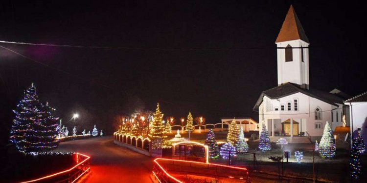 Pamjet magjike nga Pjetërshani / Si transformohet fshati shqiptar nga vetë banorët për Krishtlindje (FOTO) Pamjet magjike nga Pjetërshani / Si transformohet fshati shqiptar nga vetë banorët për Krishtlindje (FOTO)