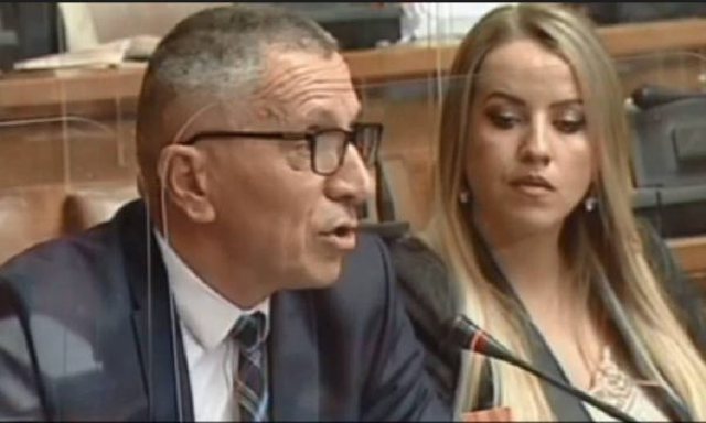 Deputeti shqiptar trondit sërish parlamentin e Serbisë: Jeni shtet i papërfunduar Deputeti shqiptar trondit sërish parlamentin e Serbisë: Jeni shtet i papërfunduar