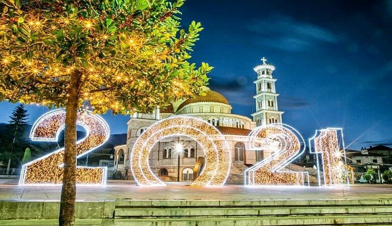 Fotot/ Korça ndriçohet për festat e fundvitit Fotot/ Korça ndriçohet për festat e fundvitit