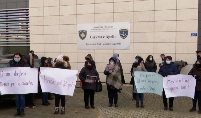 “Dënim për kriminelin”-Protestohet kundër uljes ndaj dënimit të Tasiq për krime lufte në Krushë të Madhe “Dënim për kriminelin”-Protestohet kundër uljes ndaj dënimit të Tasiq për krime lufte në Krushë të Madhe