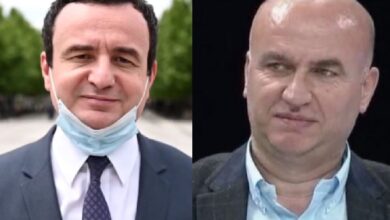 “Edhe Enver, edhe Hoxhë”, Mero Baze ironizon anëtarësimin e radikalit islamik në Vetëvendosje: Realizohet ëndrra e Albinit për t’u reformuar si idhtar i Enverit “Edhe Enver, edhe Hoxhë”, Mero Baze ironizon anëtarësimin e radikalit islamik në Vetëvendosje: Realizohet ëndrra e Albinit për t’u reformuar si idhtar i Enverit