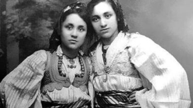 Nënë Tereza në veshje kombëtare (FOTO) Nënë Tereza në veshje kombëtare (FOTO)