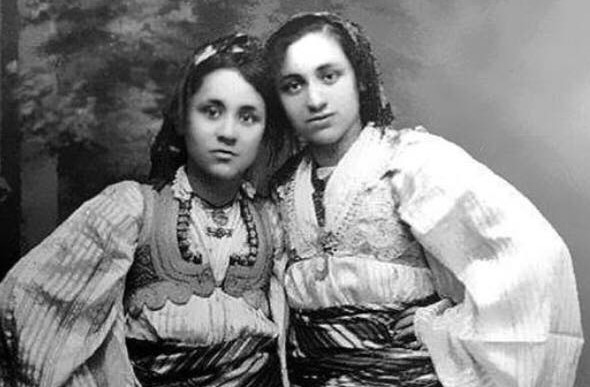 Nënë Tereza në veshje kombëtare (FOTO) Nënë Tereza në veshje kombëtare (FOTO)