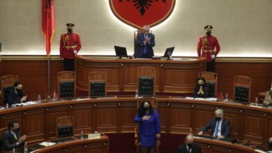 Si e komenton Vjosa Osmani mungesën e Ramës në Kuvend gjatë fjalimit të saj Si e komenton Vjosa Osmani mungesën e Ramës në Kuvend gjatë fjalimit të saj