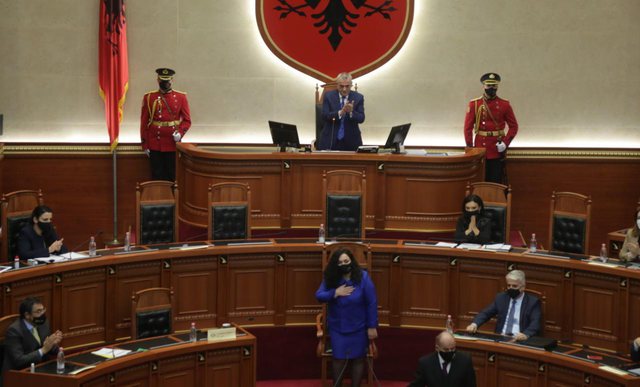 Si e komenton Vjosa Osmani mungesën e Ramës në Kuvend gjatë fjalimit të saj Si e komenton Vjosa Osmani mungesën e Ramës në Kuvend gjatë fjalimit të saj