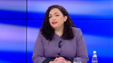 Osmani në ditën e Alfabetit: I ka afruar shqiptarët jo vetëm ndër vete, por edhe me Evropën Osmani në ditën e Alfabetit: I ka afruar shqiptarët jo vetëm ndër vete, por edhe me Evropën