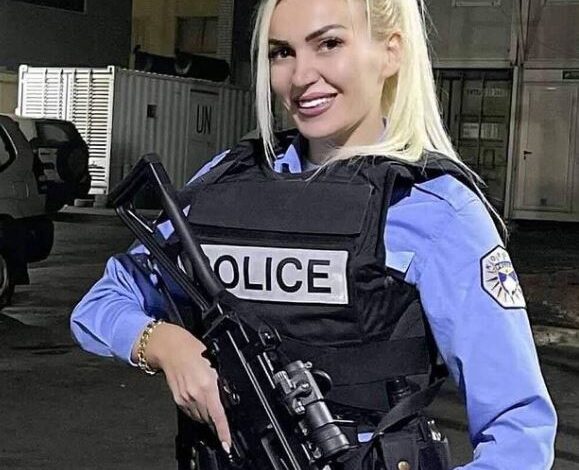 FOTOT/ Media angleze “e çmendur” pas polices bionde në Kosovë