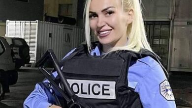 FOTOT/ Media angleze “e çmendur” pas polices bionde në Kosovë FOTOT/ Media angleze “e çmendur” pas polices bionde në Kosovë