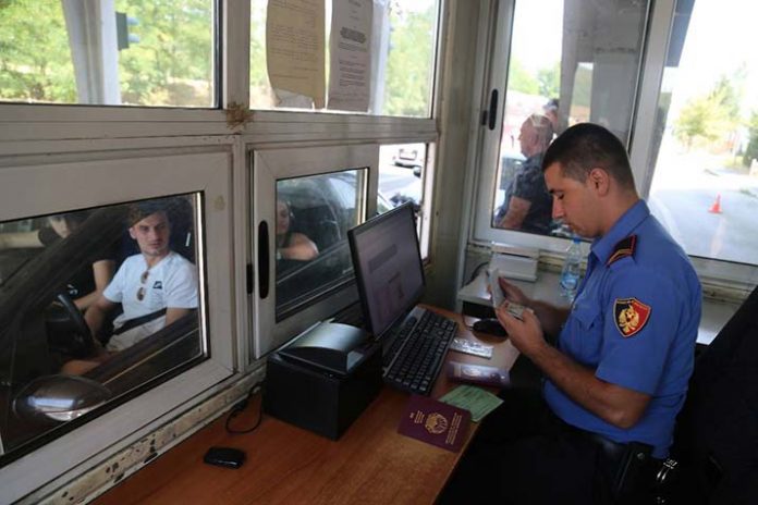 3 vaksina për të hyrë në Kosovë, kthehen pas qindra qytetarë nga Shqipëria 3 vaksina për të hyrë në Kosovë, kthehen pas qindra qytetarë nga Shqipëria