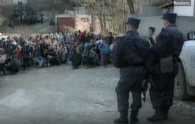 VIDEO/ Kosovari rrëfen tmerrin e jetuar në duart e serbëve: Më dhunuan në një motel, pija ujë nga tualeti VIDEO/ Kosovari rrëfen tmerrin e jetuar në duart e serbëve: Më dhunuan në një motel, pija ujë nga tualeti