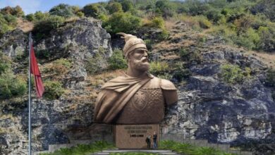 Nga e njëjta shoqatë që bëri shtatoren e kritikuar/ Ftohet debat publik për muranën e Skënderbeut 11 metra të gjatë në faqen shkëmbore të Kalasë së Prizrenit Nga e njëjta shoqatë që bëri shtatoren e kritikuar/ Ftohet debat publik për muranën e Skënderbeut 11 metra të gjatë në faqen shkëmbore të Kalasë së Prizrenit
