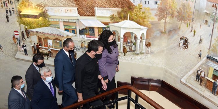 Veliaj i jep Osmanit “Çelësin e Qytetit”: Shtatorja e Rugovës, së shpejti në Tiranë