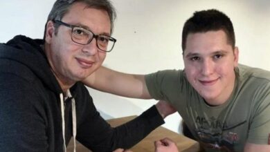 Djali i presidentit serb Vuçiç si babagjysh, shkon në Kosovë dhe shpërndan dhurata për fëmijët (FOTO) Djali i presidentit serb Vuçiç si babagjysh, shkon në Kosovë dhe shpërndan dhurata për fëmijët (FOTO)