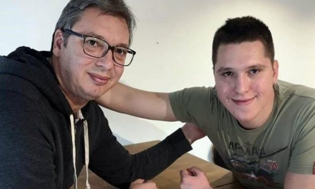 Djali i presidentit serb Vuçiç si babagjysh, shkon në Kosovë dhe shpërndan dhurata për fëmijët (FOTO) Djali i presidentit serb Vuçiç si babagjysh, shkon në Kosovë dhe shpërndan dhurata për fëmijët (FOTO)