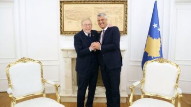 Vjosa Osmani shkarkon William Walkerin: Plas polemika e fortë për njeriun e së vërtetës mbi Raçakun Vjosa Osmani shkarkon William Walkerin: Plas polemika e fortë për njeriun e së vërtetës mbi Raçakun
