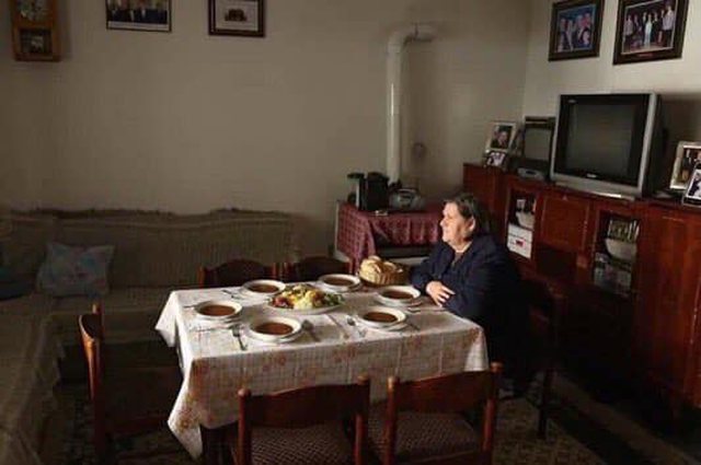 Jeton e vetme prej 20 vitesh/ Njihuni me historinë e gruas shqiptare që ka humbur katër djemtë dhe të shoqin në luftë Jeton e vetme prej 20 vitesh/ Njihuni me historinë e gruas shqiptare që ka humbur katër djemtë dhe të shoqin në luftë
