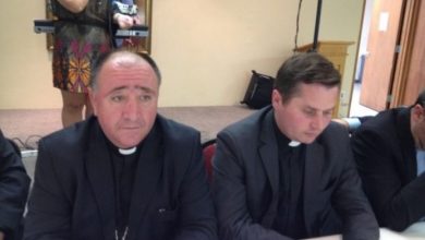 Skandal: Sekretari i Ipeshkvisë fyen figurën e Anton Çettës, në shenjë hakmarrjeje pasi vajzat nuk pranuan që përmendorja e tij të vendoset në oborrin e Katedrales Skandal: Sekretari i Ipeshkvisë fyen figurën e Anton Çettës, në shenjë hakmarrjeje pasi vajzat nuk pranuan që përmendorja e tij të vendoset në oborrin e Katedrales