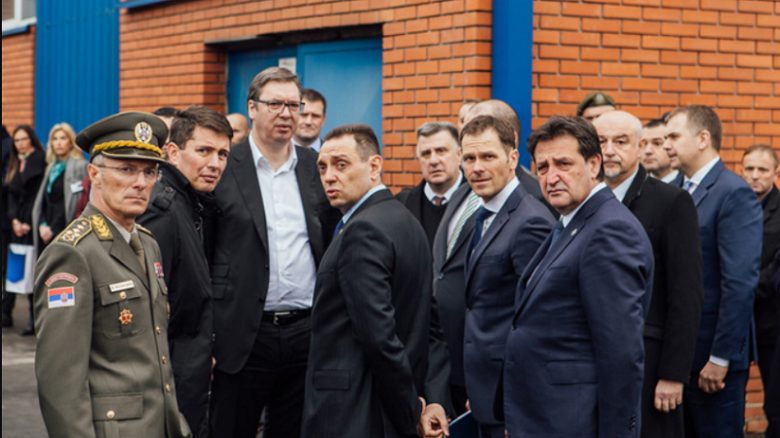 Kërcënon Vucic: Kemi probleme në Kosovë, duhet kthyer shërbimin e detyruar ushtarak në Serbi Kërcënon Vucic: Kemi probleme në Kosovë, duhet kthyer shërbimin e detyruar ushtarak në Serbi