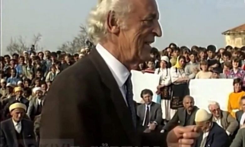 VIDEO/ Veprimtari Anton Çetta duke pajtuar shqiptarët, këtu mund të shihni se si një djalë i vogël falë gjakun e babait