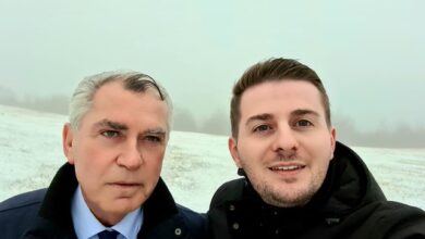 Pas largimit si zv/ministër, Cakaj rikthehet në Kosovë, i ngjitet malit të Jezercës me ish-mjekun e UÇK-së.