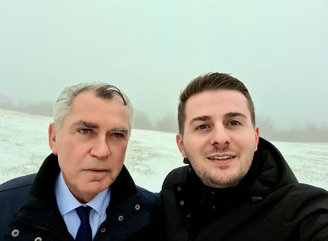 Pas largimit si zv/ministër, Cakaj rikthehet në Kosovë, i ngjitet malit të Jezercës me ish-mjekun e UÇK-së. Pas largimit si zv/ministër, Cakaj rikthehet në Kosovë, i ngjitet malit të Jezercës me ish-mjekun e UÇK-së.