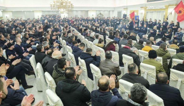 FOTOT: Në Kosovë “nuk ka” Covid në kohë zgjedhjesh FOTOT: Në Kosovë “nuk ka” Covid në kohë zgjedhjesh