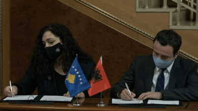 Nënshkruhet marrëveshja/ Albin Kurti dhe Vjosa Osmani: Postet që marrin nëse fitojnë Nënshkruhet marrëveshja/ Albin Kurti dhe Vjosa Osmani: Postet që marrin nëse fitojnë
